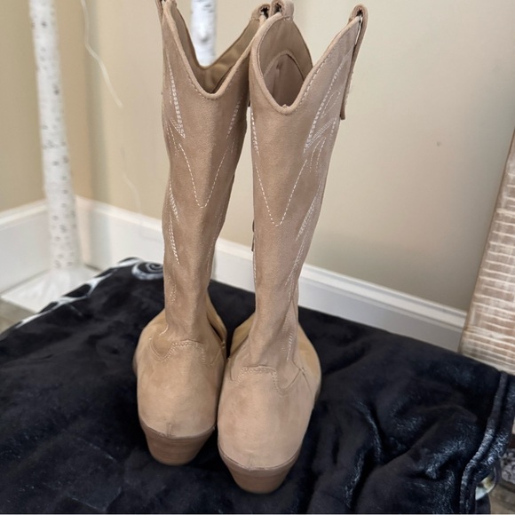 No Boundaries Tan Heeled Boots Stylish and Versatile - Picture 5 of 8